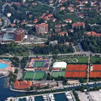 Stečajna upraviteljica družbe Maksima invest je v prodajnem 
paketu ponujala nekdanjo restavracijo Taverna in bližnje 
kegljišče z gostinskim lokalom ter stanovanji (obkroženo z 
rumeno).