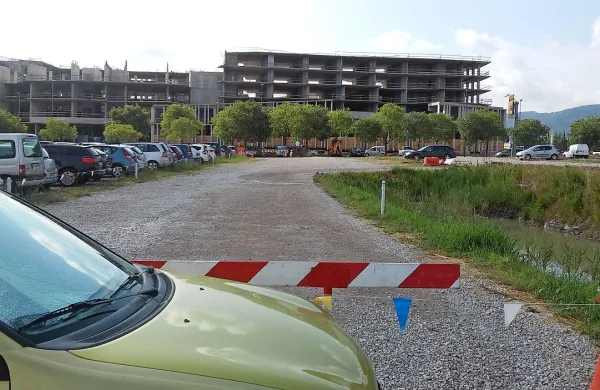 Delavci Komunale Koper so danes začeli krpati površino na 
(od tržnice) najbolj oddaljenem delu peščenega parkirišča.