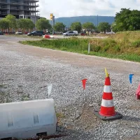 Delavci Komunale Koper so danes začeli krpati površino na 
(od tržnice) najbolj oddaljenem delu peščenega parkirišča.