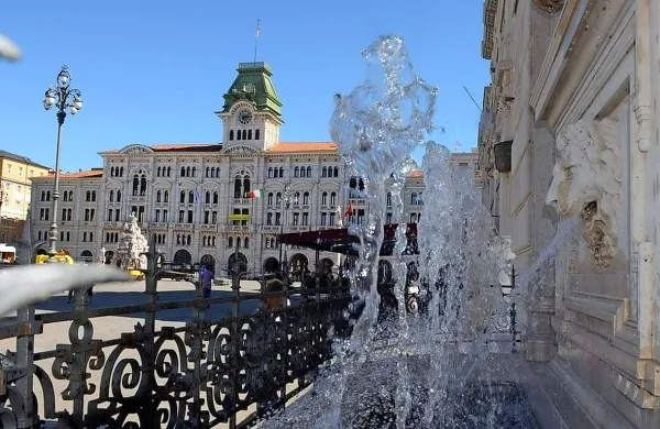 Včerajšnji naliv v Trstu je ohromil promet.