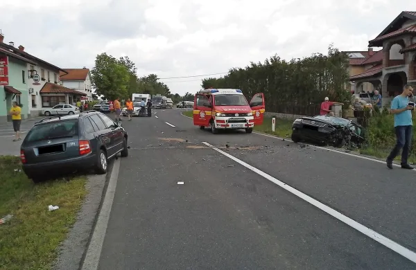 Pred gostilno na  Zemonski Vagi sta čelno trčila voznika iz 
vzhodne Evrope.  