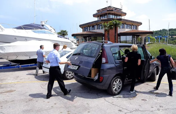 Preiskovalci so pred letom dni opravili več hišnih preiskav, 
med drugim tudi v Marini Portorož. 