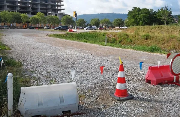 

Kmalu bo tudi  parkiranje na gramozu za tržnico plačljivo.