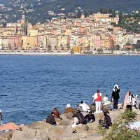 V kraju Ventimiglia migranti vztrajajo na skalah ob morju.