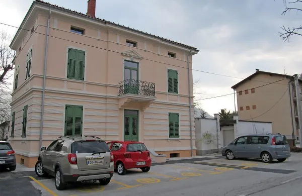 Denar za potresno obnovo kaplja zelo počasi. Ali pa sploh ne.  V Tolminu, na primer, so računali 
nanj pred obnovo objekta v Brunovem drevoredu. Na koncu jo je plačala kar občina. 

