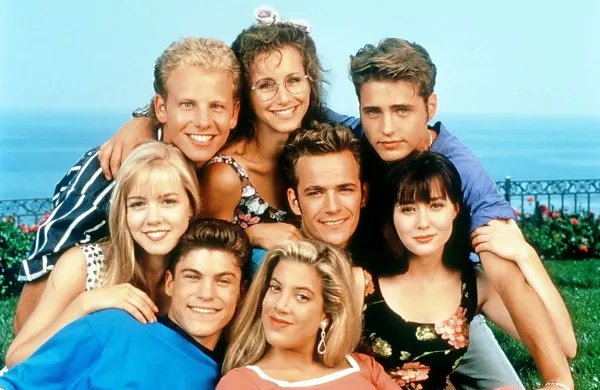 Produkcijska hiša Lifetime je napovedala snemanje filma o 
ozadju znane ameriške televizijske serije Beverly Hills, 
90210.