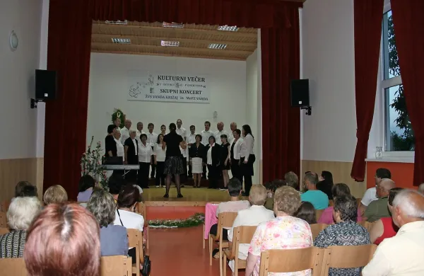 Pevke in pevci Mešanega pevskega zbora Varda so zapeli 
priredbe slovenskih  ljudskih in nekaj dalmatinskih pesmi. 