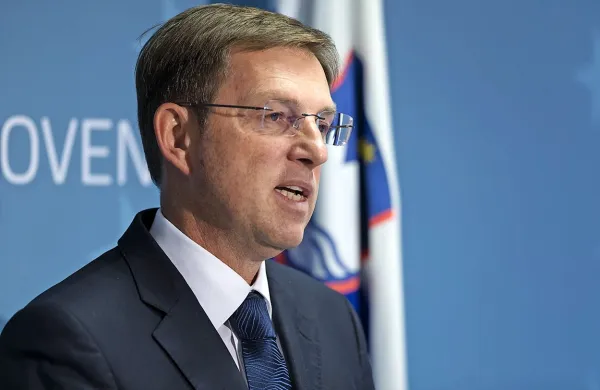 Premier Miro Cerar je v odgovoru na pismo vodstva SDS 
zavrnil očitke o ustvarjanju ali dopuščanju okolja, ki nima 
