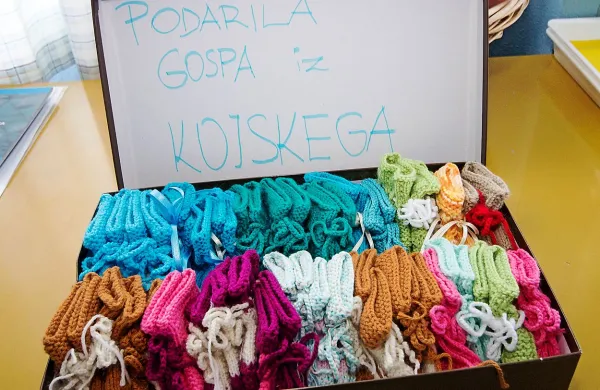 “Pogosto nas presenetijo z ljubeznivimi darili. Gospa s 
Kojskega nam je, denimo, pred kratkim poslala veliko škatlo 
ljubkih, doma spletenih copatk za naše novorojenčke,” je 
povedal Šoštarič. 
