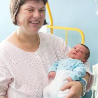  Martina Krašna iz Budanj se v šempetrski porodnišnici  počuti 
kot doma. Mali Aron je njen osmi otrok. 