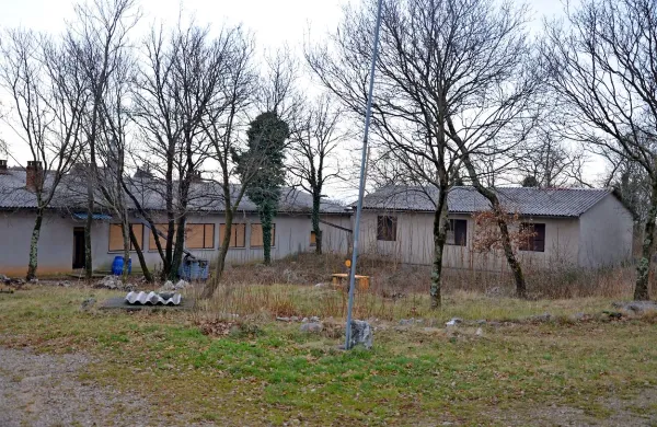 Nekdanji vojaški center namerava ministrstvo za obrambo 
oddati v najem za eno leto, nato ga bo prodalo. 