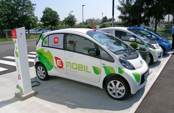 Energetski koncept ministrstva: do leta 2035 bo polovica 
osebnih vozil v Sloveniji vozilo na elektriko, do leta 2055 pa 
bodo že vsi avtomobili pri nas električni, predvidevajo. Na 
fotografiji: polnilnica za električne avtomobile