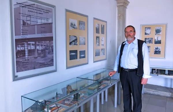 Janez Janežič je v avli koprske osrednje knjižnice na trgu Brolo na stenah razstavil fotografije 
učencev nekdanjega foto krožka, v vitrinah pa  stare fotoaparate, strokovne in poljudne knjige o 
fotografiji, fotografske revije in razne “cukrčke”, ki bodo pri marsikom zavrteli čas v preteklost.  

