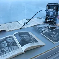 Zraven filmskega kataloga iz filma Vesna je na ogled še 
poročna fotografija igralca Franeka Trefalta, v ozadju pa 
fotoaparat iz petdesetih let. 