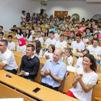 Otroke iz Srebrenice so prišli pozdravit (z desne) Edina Zejnić 
iz Zavoda Krog, Timotej Pirjevec iz koprske občine, Zlatko 
Dedić in Gabrijela Dolinšek. 