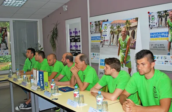 Z leve: trenerja Bojan Đorđević in Grega Nachbar,  Nebojša Joksimović (ambasador EUC 
Koper 2015), Marko Juretič (predsednik organizacijskega odbora EUC Koper 2015), Dragan 
Marušič (rektor Univerze na Primorskem) ter košarkarja Andrej Volk in Tim Škerbec

