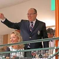 Priprave na nedeljski dobrodelni nogometni spektakel v 
Biljah so v polnem teku. Osrednji gost prireditve, ki se bo 
pričela ob 17. uri, bo Albert II. Ker se bo monaški princ mudil 
na zasebnem obisku, državni  protokol ni predviden.