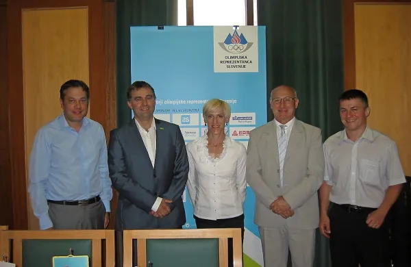 Takole so novogoriško regijsko pisarno OKS na pot pospremili (z leve) župan Matej 
Arčon, predsednik novogoriške športne zveze Miran Mullner, vodja pisarne Meta 
Mačus, ter predsednik in podpredsednik OKS, Bogdan Gabrovec ter Janez 
Sodržnik.