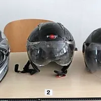 Med hišnimi preiskavami so policisti zasegli tri čelade. 