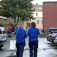 Delavki veterinarske uprave sta kuverto s prahom odnesli v 
Ljubljano. 