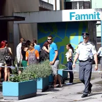 Zaposlene in študente, ki so bili v času odkritja belega prahu v stavbi, so policisti evakuirali 
na prosto in jim omejili gibanje. 