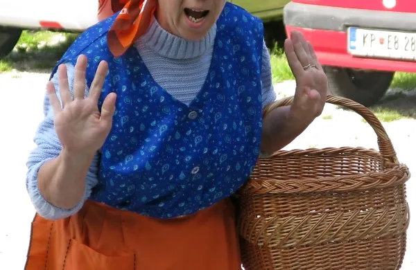 Marica Bunc “v akciji”: naj bo oder ali vaški trg, s kulisami ali 
brez; v vlogi Rozine nasmeje še tako resne poslušalce.