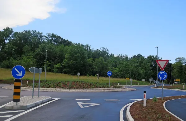 Prvo krožišče v komenski občini bo poskrbelo za varno 
križanje cest iz Štanjela, Komna in Branika in za varno 
obračanje šolskega avtobusa.