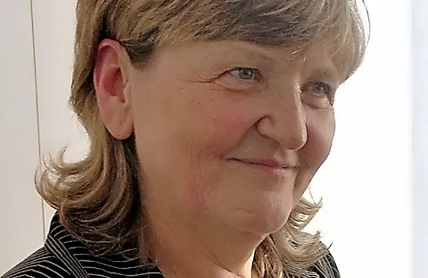 Ana Jug: “Ko smo začeli s pobudo, smo našteli, da 
je mesečno socialno in zdravstveno brez 
zavarovanja približno 400 oseb. Zdaj  ugotavljamo, 
da je teh oseb na Goriškem že okrog 650, kar kaže, 
da se problem hitro povečuje.”