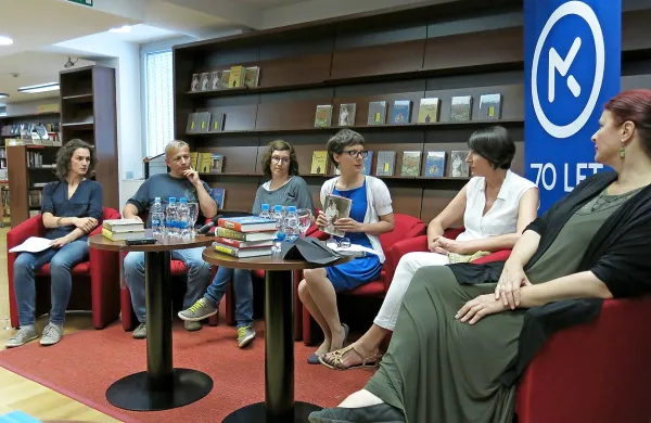 Nove prevode so predstavili (z leve) prevajalca Neža Božič in Andrej Hiti Ožinger, urednici Alenka Veler in Darja 
Marinšek ter prevajalki Anita Jadrič in Valerija Cokan.  
