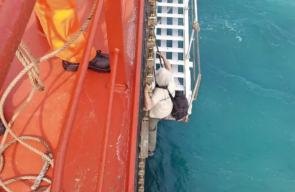 Korak s pilotine na vrvno lestev ni mačji kašelj, a fotoreporter 
Zdravko Primožič to zmore tudi s težko fotografsko torbo na 
ramenih.  

