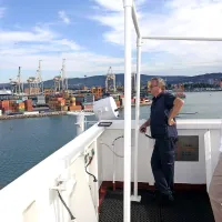 Pilot Maurizio Rasman in poveljnik Vitalij Ermolaev na mostu 
koordinirata manevriranje.
