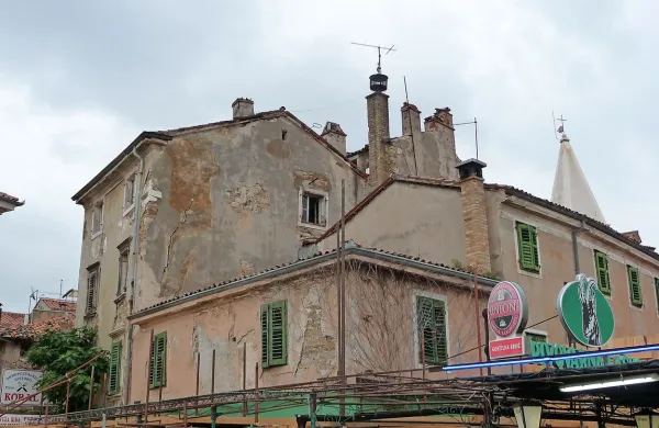 Občina mora porušiti tri nadstropja  stavbe v ozadju in 
nadstropje bližnje  stavbe, ki je v ospredju fotografije.