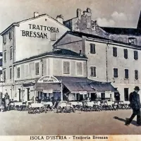 Kjer je zdaj gostilna Ribič, je bila nekdaj Trattoria  Bressan. V zdaj najbolj dotrajani  stavbi  so 
bila stanovanja lastnika gostilne,  Bressana.