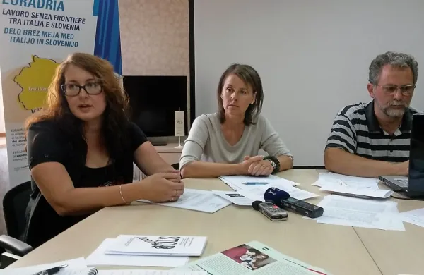 Daša Šarkanj in Ingrid Kristančič Šömen iz Centra Stop-mob 
in Euro Brožič iz Obalne sindikalne organizacije so predstavili 
oblike pomoči žrtvam mobinga. 