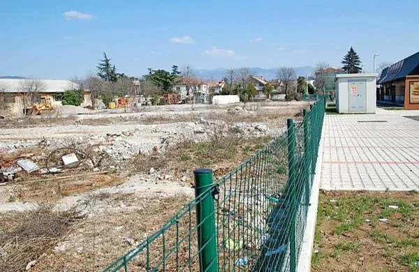 Obrat bo zrasel na zemljišču v Tržaški ulici ob nekdanji 
restavraciji McDonalds.