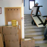 Selitveni servis je včeraj pohištvo in škatle iz viseče stavbe 
preselil čez cesto.