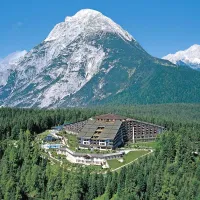 Elitni hotel Interalpen  je minuli teden tri dni gosti letno srečanje skrivnostne skupine Bilderberg. 