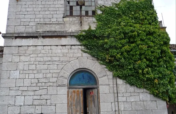Vodni stolp v Divači je za lepim kamnitim pročeljem skrival 
ogromen zalogovnik vode za oskrbovanje proge. Predlani so 
ga porušili, ko so posodabljali  divaško železniško postajo.  