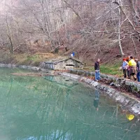 Vodni izvir pri Gornjih Vremah, znan z imenom tajh, iz 
katerega se je napajal vodovodni sistem proge, je samo eden 
izmed osupljivih spomenikov graditeljev železnice. 