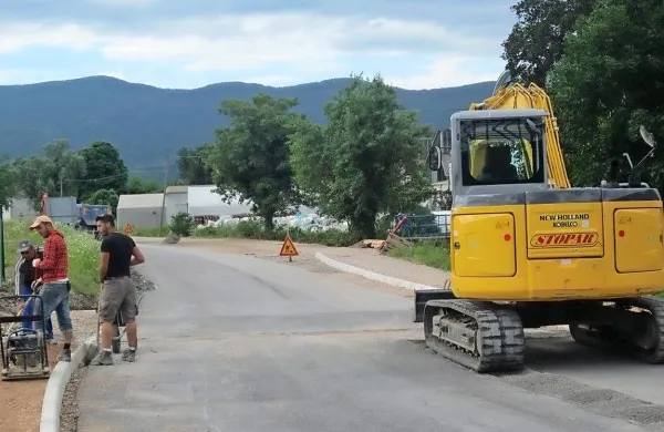 V kratkem se bo moč varno zapeljati po cesti proti nastajajočemu središču v Volčji Dragi.