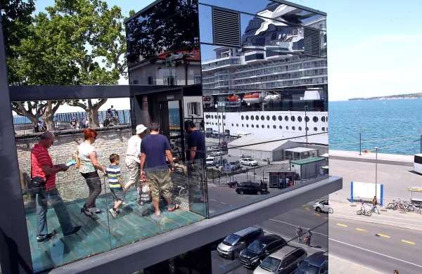 Koper je na lestvici najbolje ocenjenih pomorskih potniških 
pristanišč Mediterana drugi na lestvici, takoj za Benetkami.