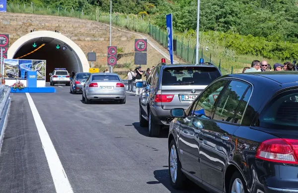Potem, ko so uspeli pobudniki peticije “Markovec brez 
vinjete” v dobrih dveh mesecih zbrati  1250 podpisov, so 
včeraj začeli podpise zbirati tudi pobudniki peticije “Za 
uvedbo lokalne vinjete”.