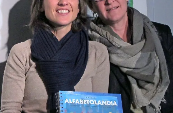 Avtorica Katja Dellore (levo) in ilustratorka Fulvia Grbac bosta 
v Domu knjige predstavili  Alfabetolandio. 