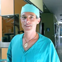 Gregor Ravnikar: “Med operacijo ne priteče niti 
kaplja krvi, pri dosedanji metodi pa je prisotna 
tudi krvavitev. Okrevanje je vsaj dva meseca 
hitrejše kot po stari metodi.”