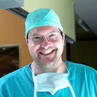 Marko Macura: “Med rekonstrukcijo vezi vanjo 
vstavimo implant - posebne vrste vzmet skozi 
vijak, ki drži križno vez, da se ta lahko zaraste.” 