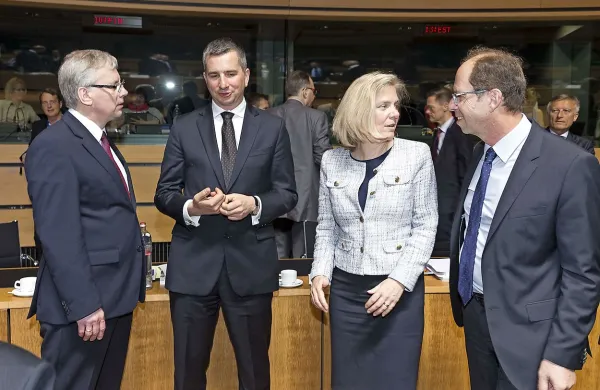  Finančni ministri EU (desno je slovenski minister Dušan 
Mramor) so potrdili dogovor o zakonodaji za evropski sklad 
za strateške naložbe. Gre za temelj naložbene ofenzive, s 
katero želi EU v prihodnjih treh letih spodbuditi za 315 milijard 
evrov zlasti zasebnih naložb v projekte na področju prometa, 
energije, telekomunikacij, izobraževanja, zdravja in raziskav.