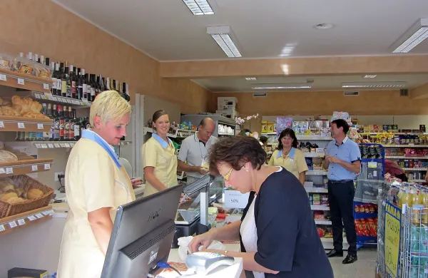 Pogoj za pridobitev občinske subvencije je, da je samozaposleni iz občine Hrpelje-Kozina, delodajalec pa je 
lahko od drugod. Torej bi lahko subvencijo pridobila denimo 
tudi družba Fama, ki je lani v Hrpeljah odprla trgovino (na 
fotografiji).  