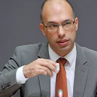 Rok Praprotnik: “Zdi se mi, da smo banke 
zagnale kompozicijo vagonov, vendar smo se 
zaletele v stoječi vagon in se ne premaknemo.”