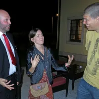 Doberdobski župan Fabio Vizintin (levo) in  njegova žena Anna Muszynska Vizintin sta se 
seznanila  s pisateljem in režiserjem  Goranom Vojnovićem. Poljakinja, ki se je iz ljubezni do 
slovenske literature naučila našega jezika, pripravlja doktorat iz južnoslovansko-poljskih 
prevodov. Druženje z   Vojnovićem je bilo torej tako prijetno kakor koristno.   