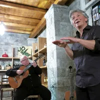 Iztok Mlakar je ob spremljavi dolgoletnega glasbenega tovariša Davida Šuligoja nove duhovite pesmi o politiki in 
ljubezni prepletal s starejšimi priljubljenimi      Od Franca Frančeškina god, Var' se, čeča, Štefana in Bertolin ...   